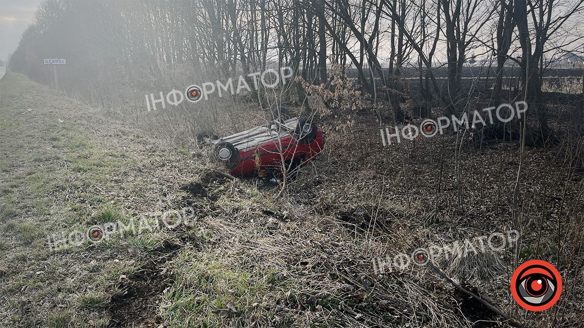 На Коломийщині авто злетіло у кювет і перекинулось, водій втік 4