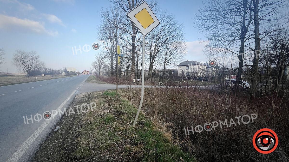 На Коломийщині авто злетіло у кювет і перекинулось, водій втік 2