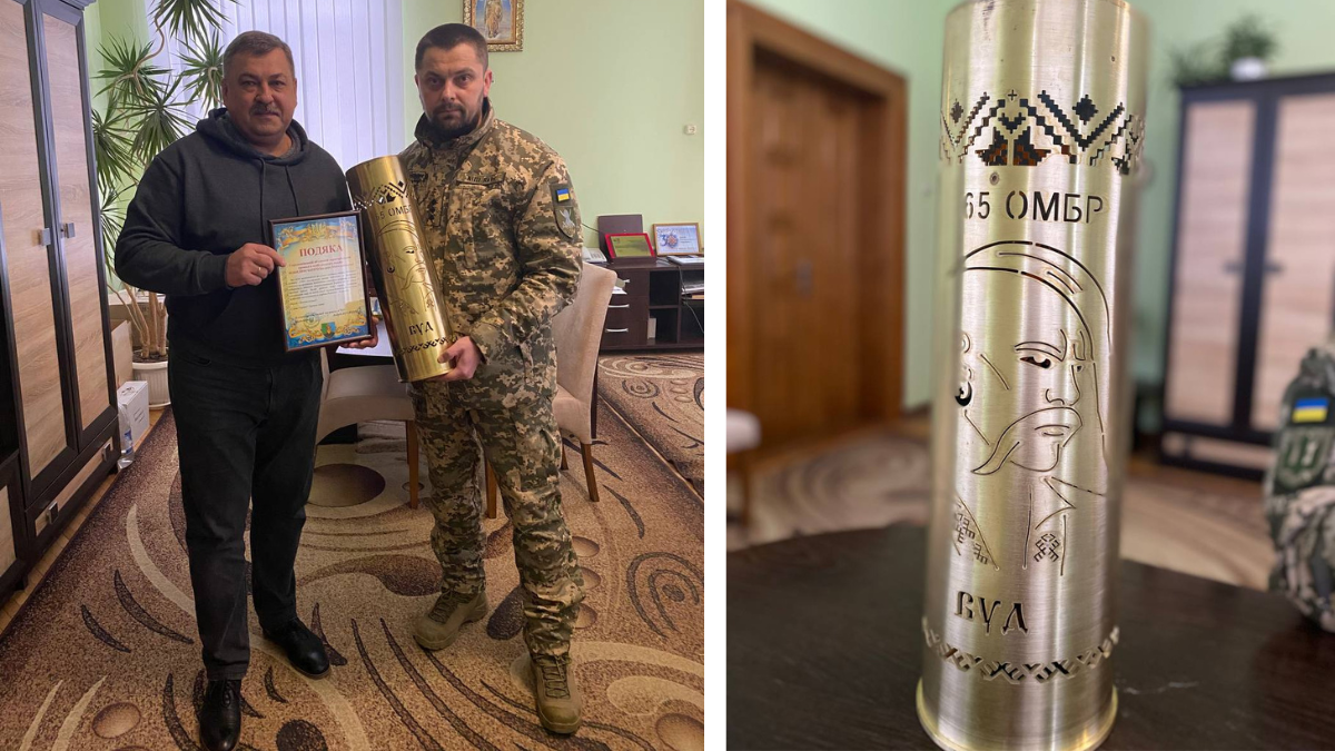 Воїну з Городенківської громади передали дрон, а він натомість - вирізьблений тубус 1