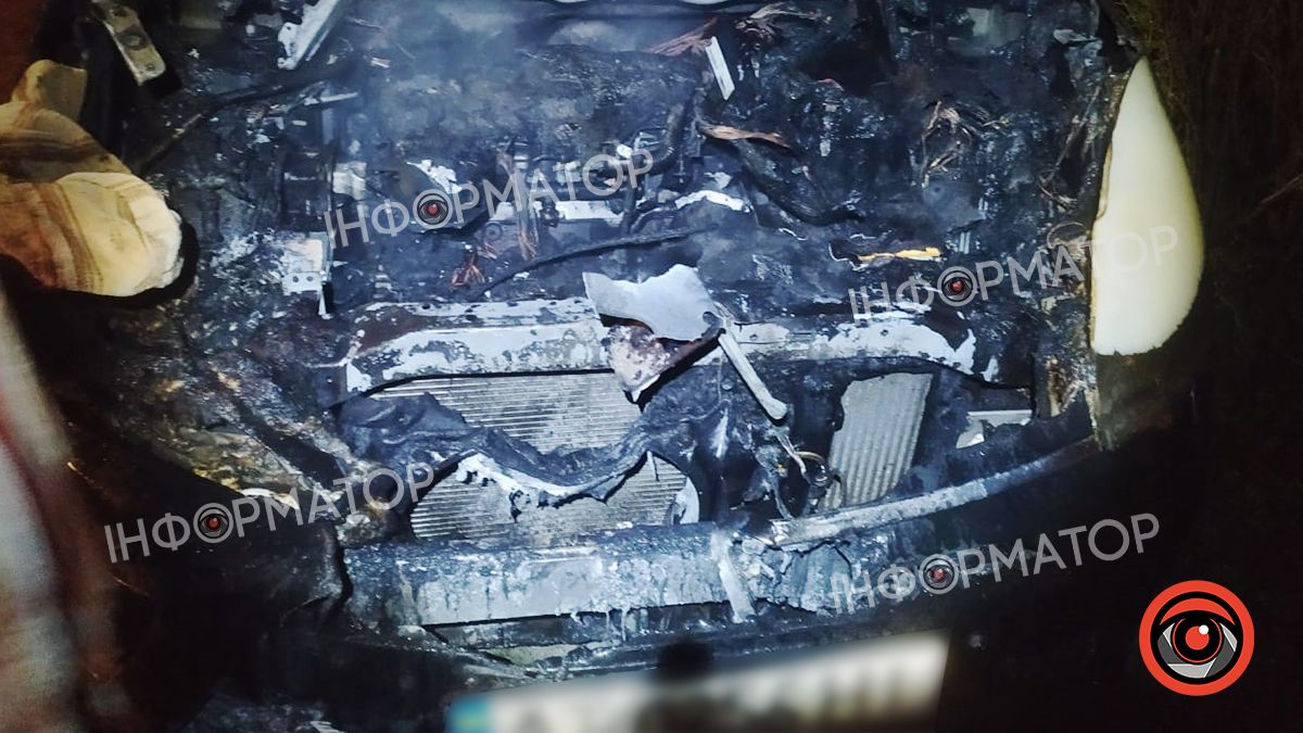 У селі під Коломиєю загорівся легковик 1