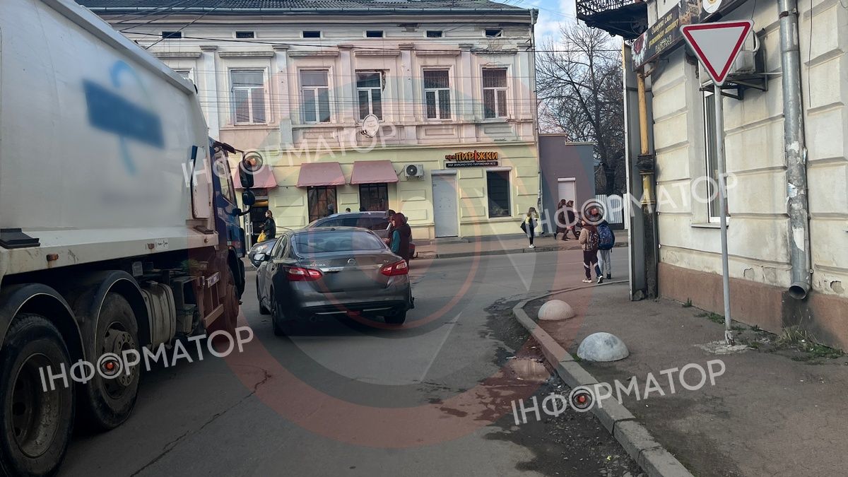 У центрі Коломиї сталась ДТП за участі вантажівки та легковика 1