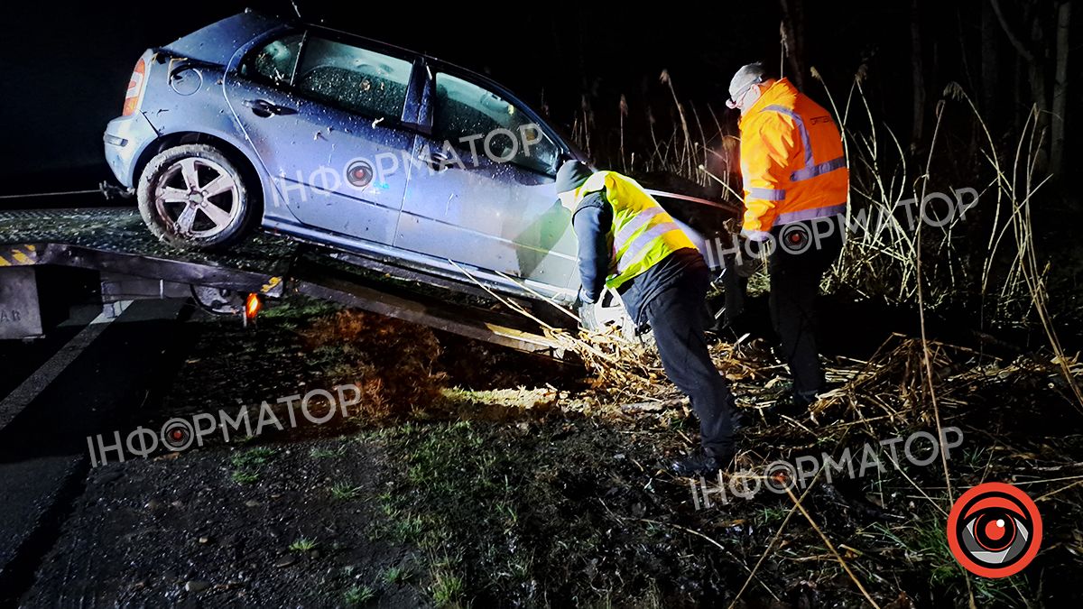 Неподалік Коломиї легковик злетів у кювет | Є постраждалі 4