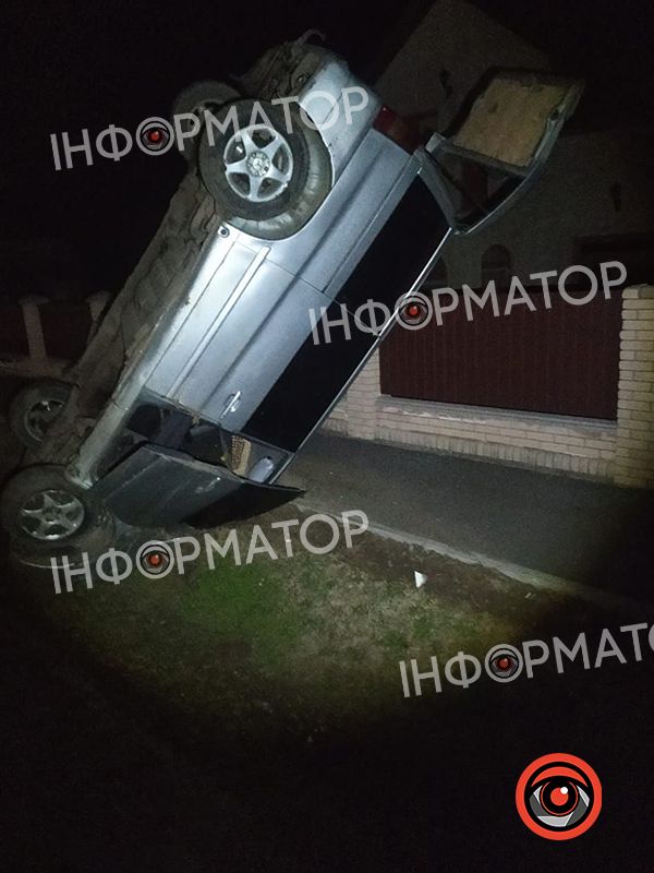 На Коломийщині авто перекинулось і «стало дибки»: водія на місці не було 2