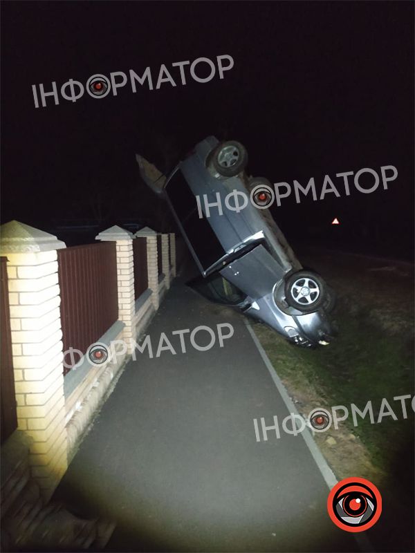 На Коломийщині авто перекинулось і «стало дибки»: водія на місці не було 1