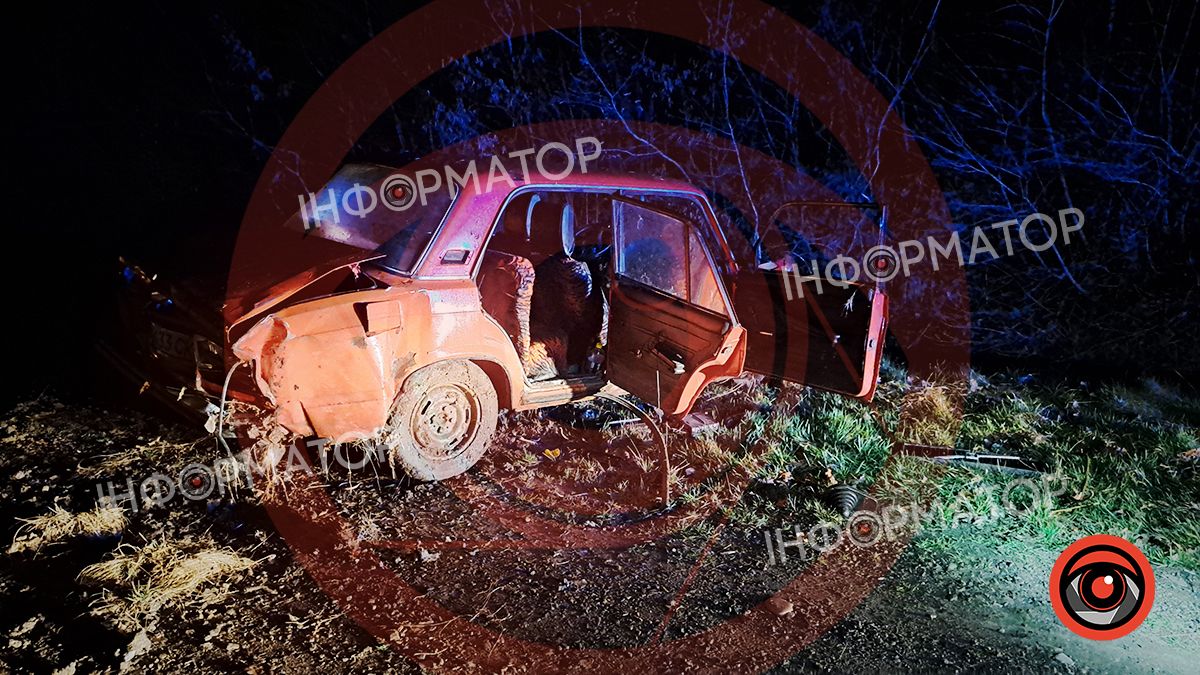 Вечірня ДТП на Коломийщині: авто злетіло з дороги