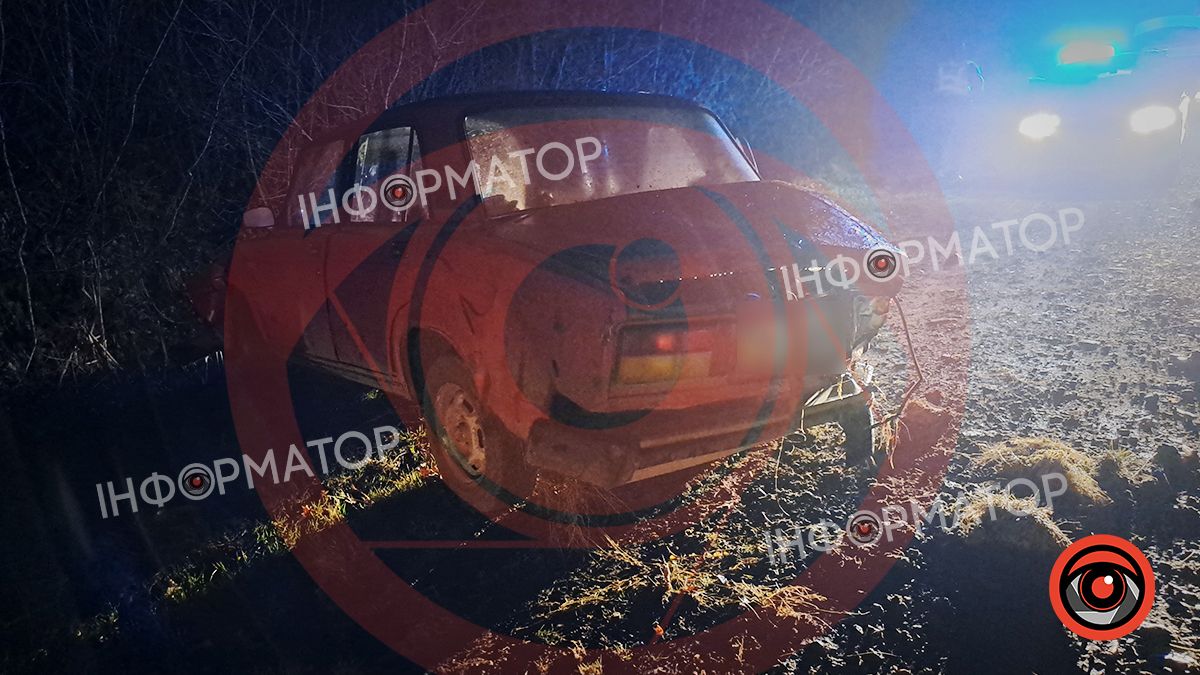 Вечірня ДТП на Коломийщині: авто злетіло з дороги 1