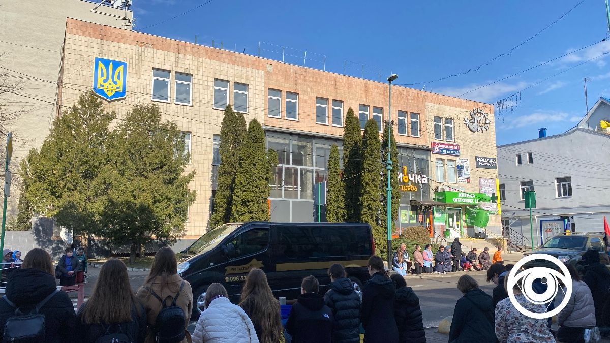 У Надвірній віддали останню шану загиблому 22-річному воїну Андрію Типусяку 2