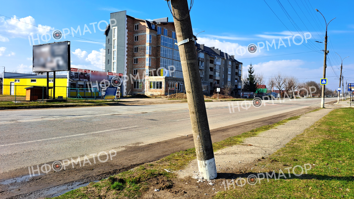 На вулиці Карпатській у Коломиї бетонна електроопора стоїть в аварійному стані 1