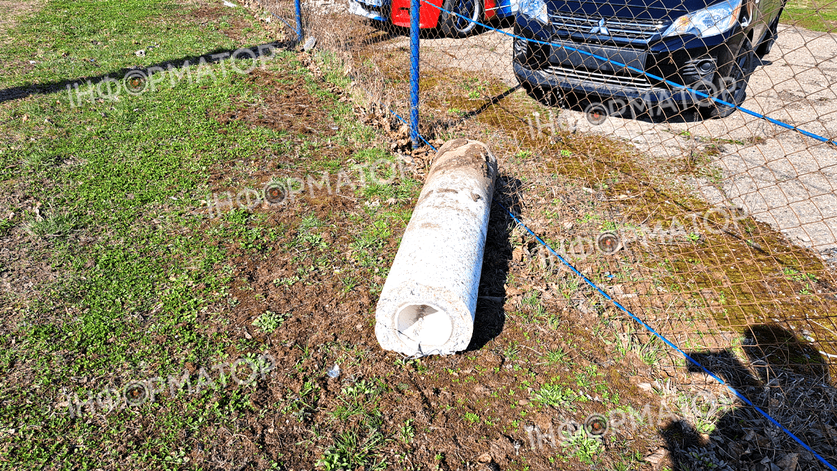 На вулиці Карпатській у Коломиї бетонна електроопора стоїть в аварійному стані 3