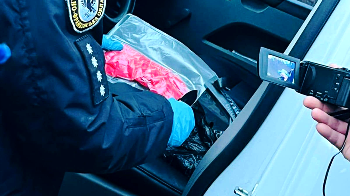 У Лісній Слобідці правоохоронці знайшли в автівці 20 зіп пакетів з наркотиками 2