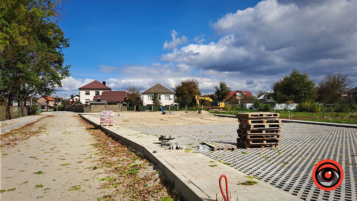 Новенька парковка біля Шевченківського озера вже почала руйнуватися 1