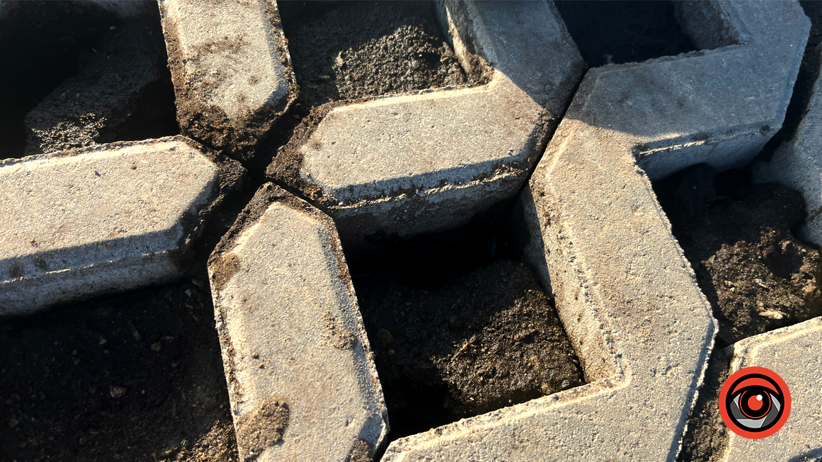 Новенька парковка біля Шевченківського озера вже почала руйнуватися 3