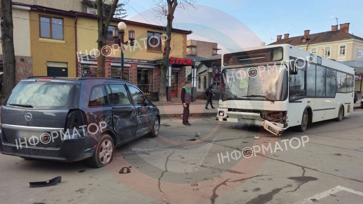 На площі Привокзальній у Коломиї зіткнулися легковик та автобус