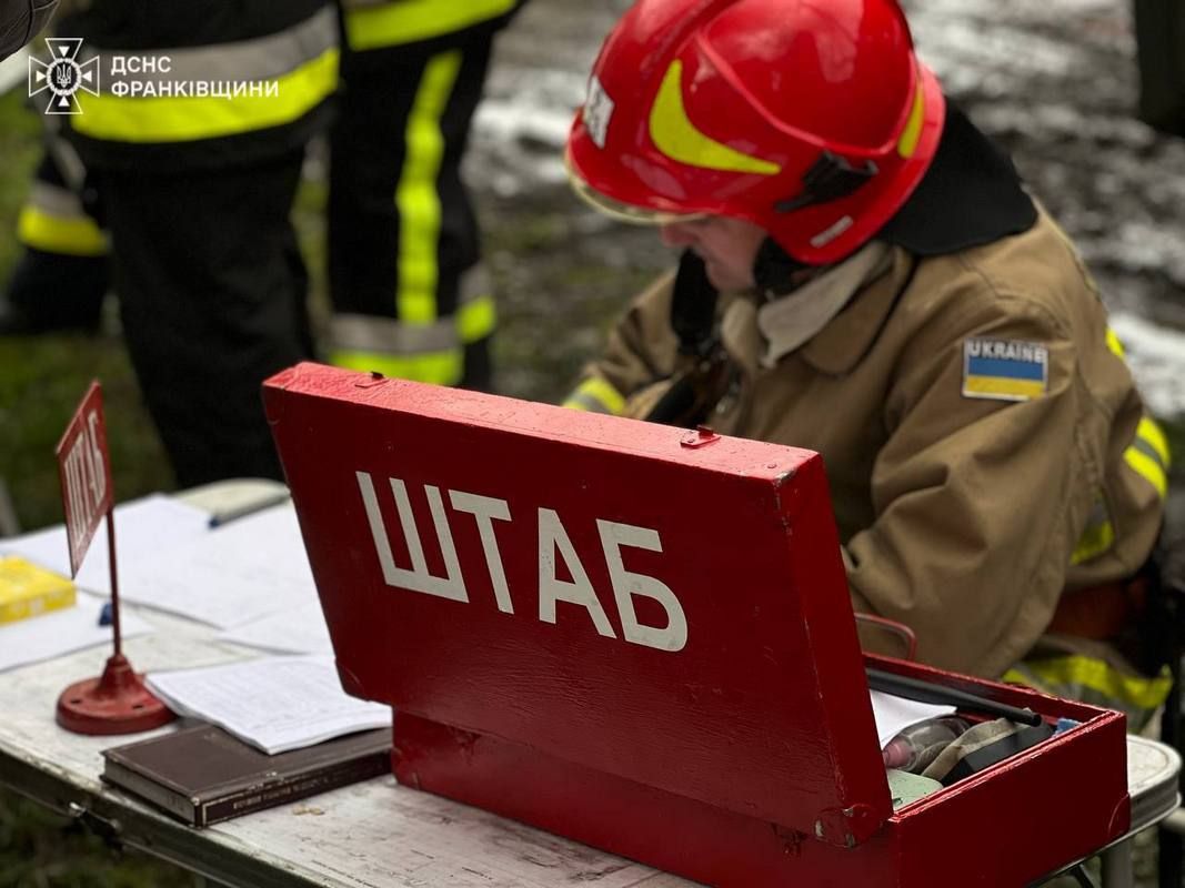 Як рятувальники ліквідовували наслідки влучання на Прикарпатті 1