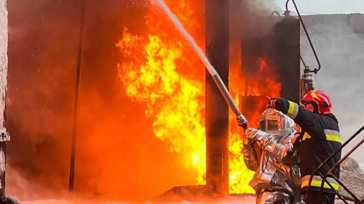 Як рятувальники ліквідовували наслідки влучання на Прикарпатті