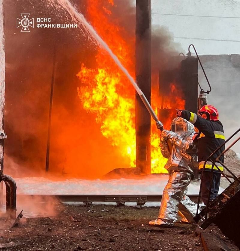 Як рятувальники ліквідовували наслідки влучання на Прикарпатті