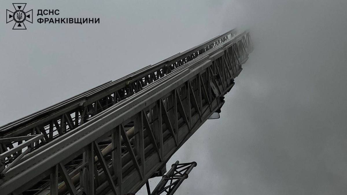 Як рятувальники ліквідовували наслідки влучання на Прикарпатті 5