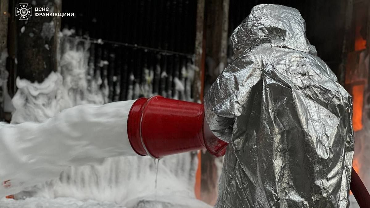 Як рятувальники ліквідовували наслідки влучання на Прикарпатті 6