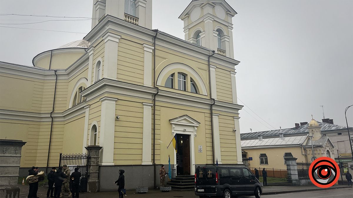 У Коломиї в останню дорогу провели захисника Сергія Резніка 1