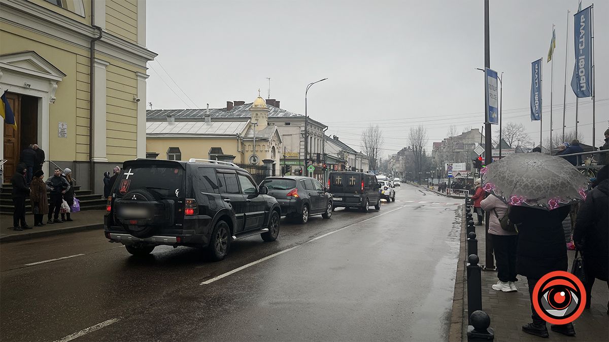 У Коломиї в останню дорогу провели захисника Сергія Резніка 13