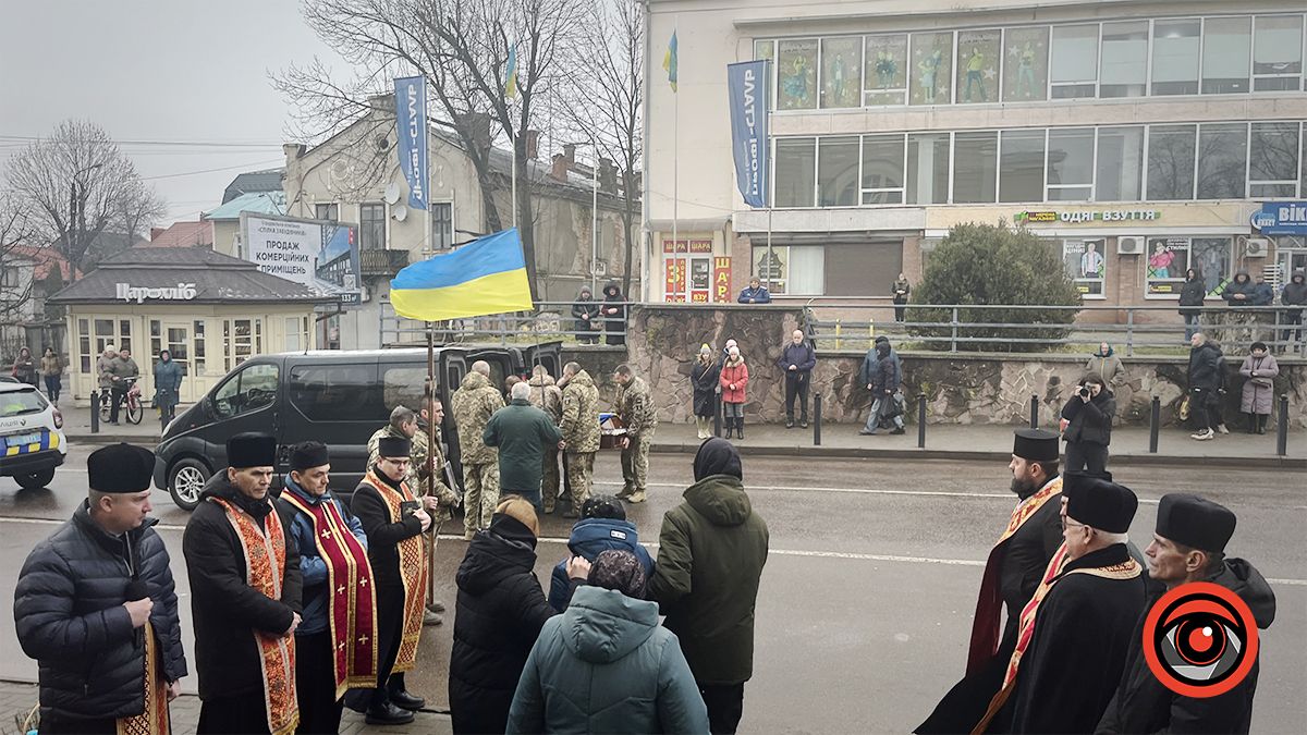 У Коломиї в останню дорогу провели захисника Сергія Резніка 11