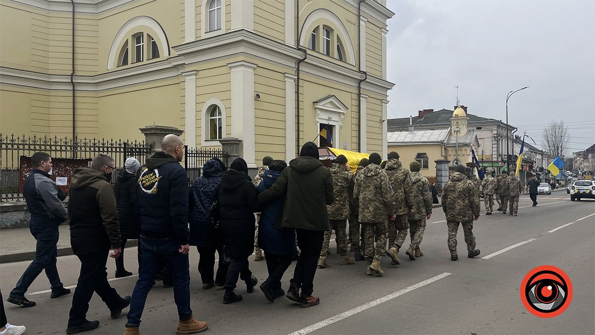 Коломияни віддали останню шану мужньому воїну Сергію Резніку 12