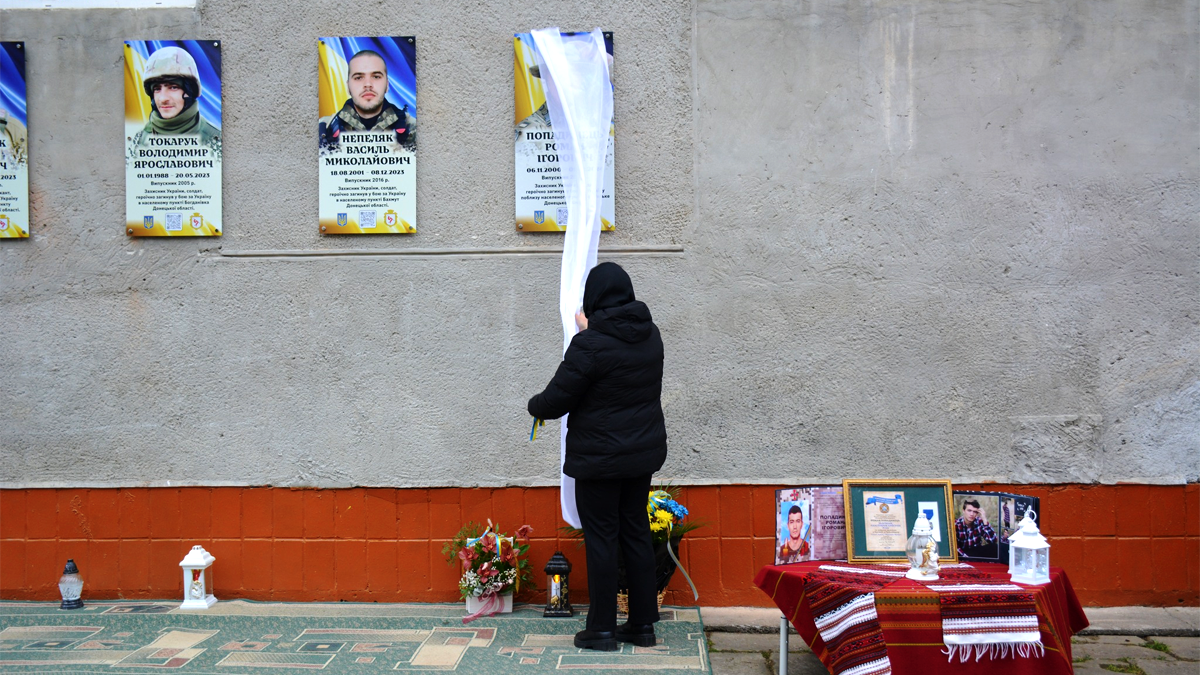 У Надвірній відкрили меморіальну дошку юному Герою Роману Попадинцю 3