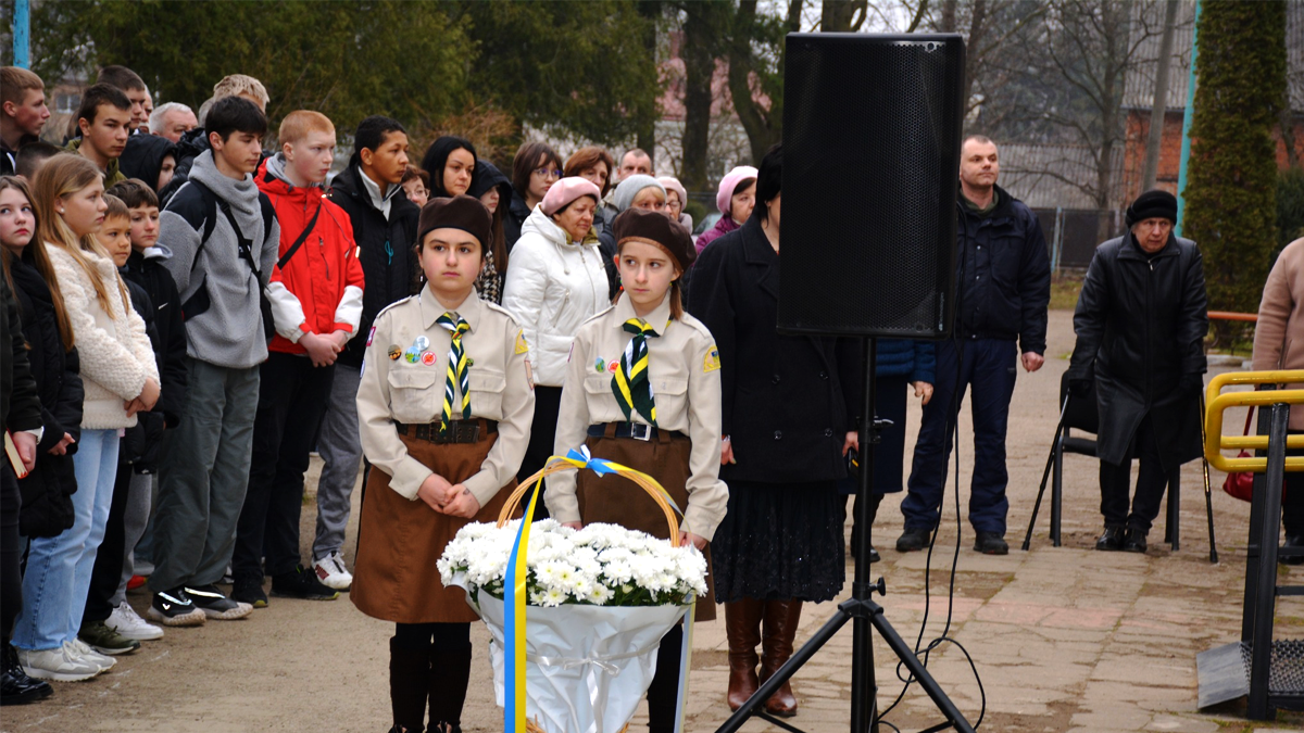 У Надвірній відкрили меморіальну дошку юному Герою Роману Попадинцю 2