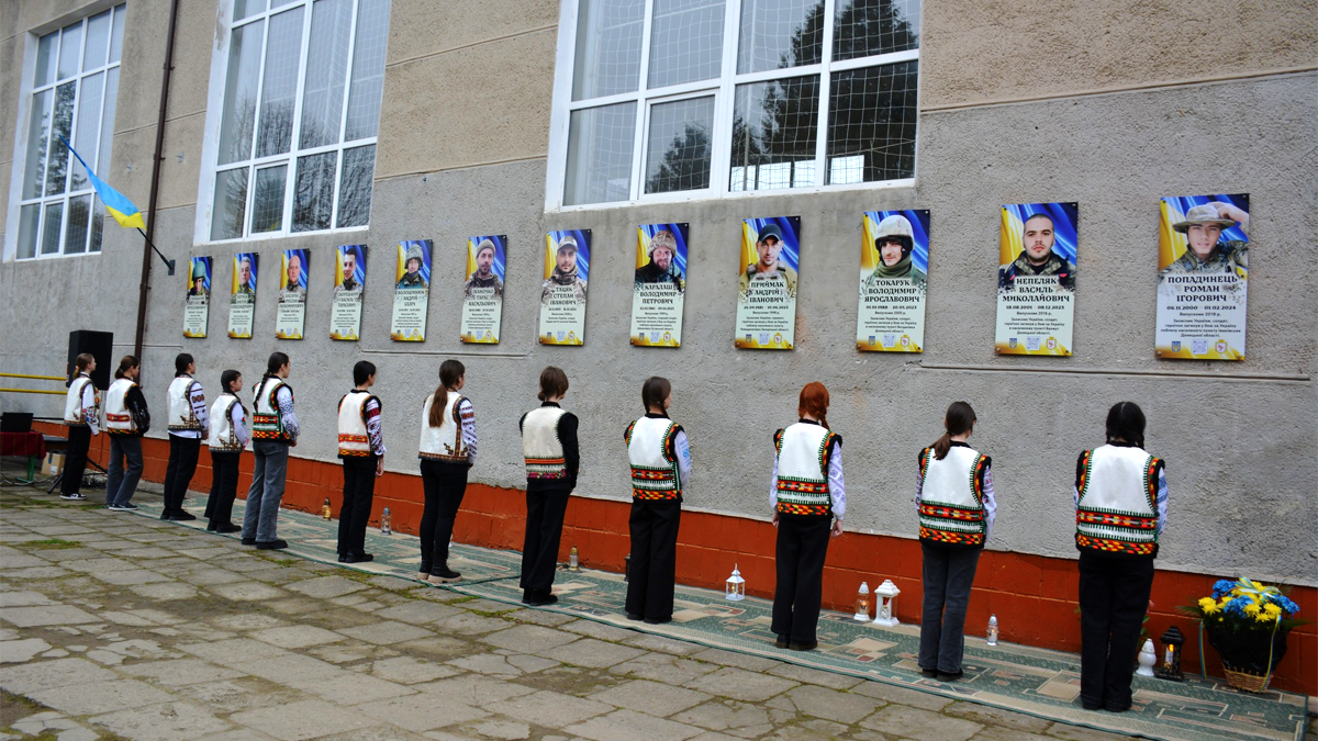 У Надвірній відкрили меморіальну дошку юному Герою Роману Попадинцю 4