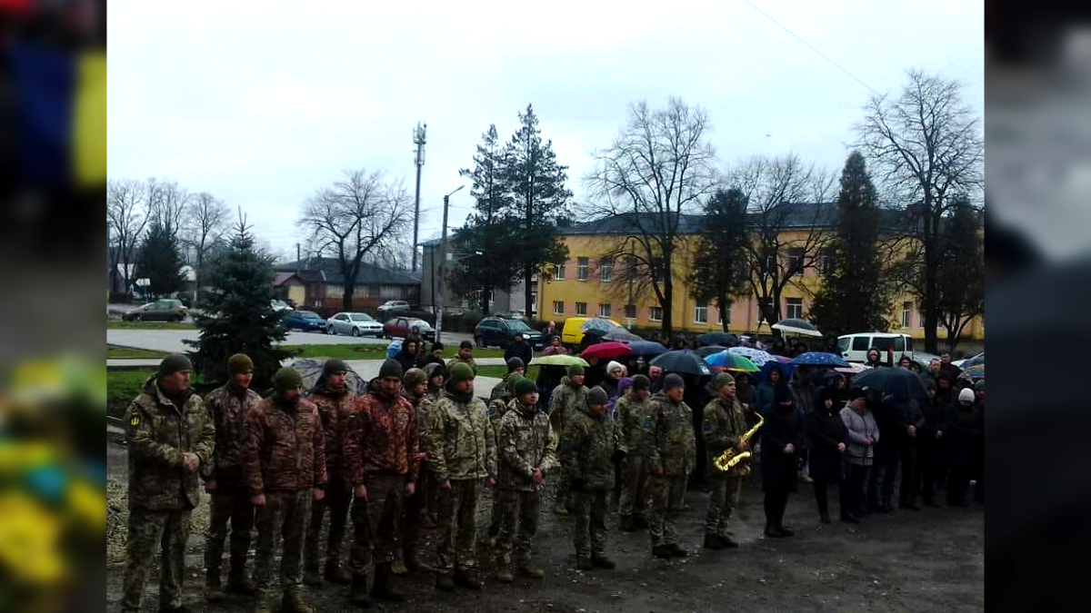 У П'ядиках в останню путь провели мужнього захисника Романа Гнатюка 3