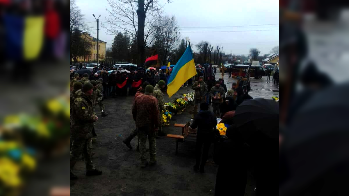 У П'ядиках в останню путь провели мужнього захисника Романа Гнатюка 2