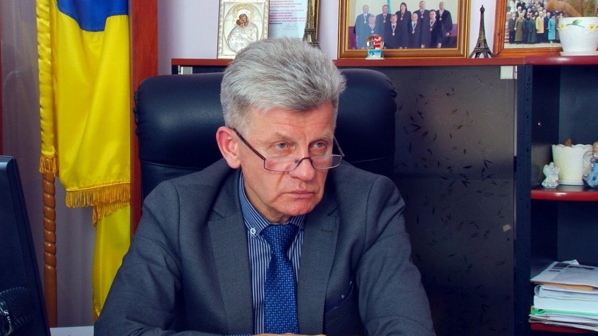 Збереження в доларах і гривнях, нерухомість, авто та офіційних 1,5 млн за рік: декларація коломийського судді Володимира П'ятковського