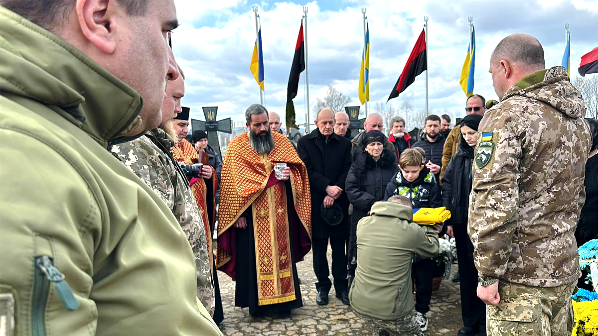 Надвірнянська громада провела в останню путь хороброго захисника Тараса Шпинту 6