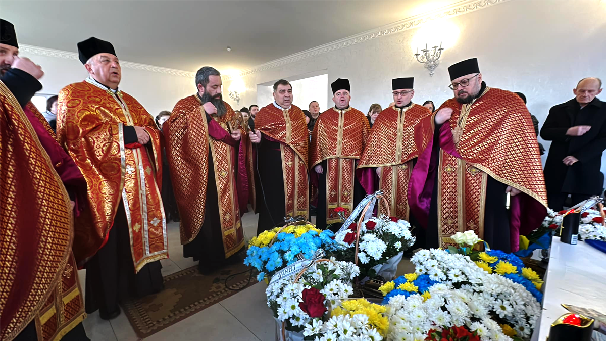 Надвірнянська громада провела в останню путь хороброго захисника Тараса Шпинту 1