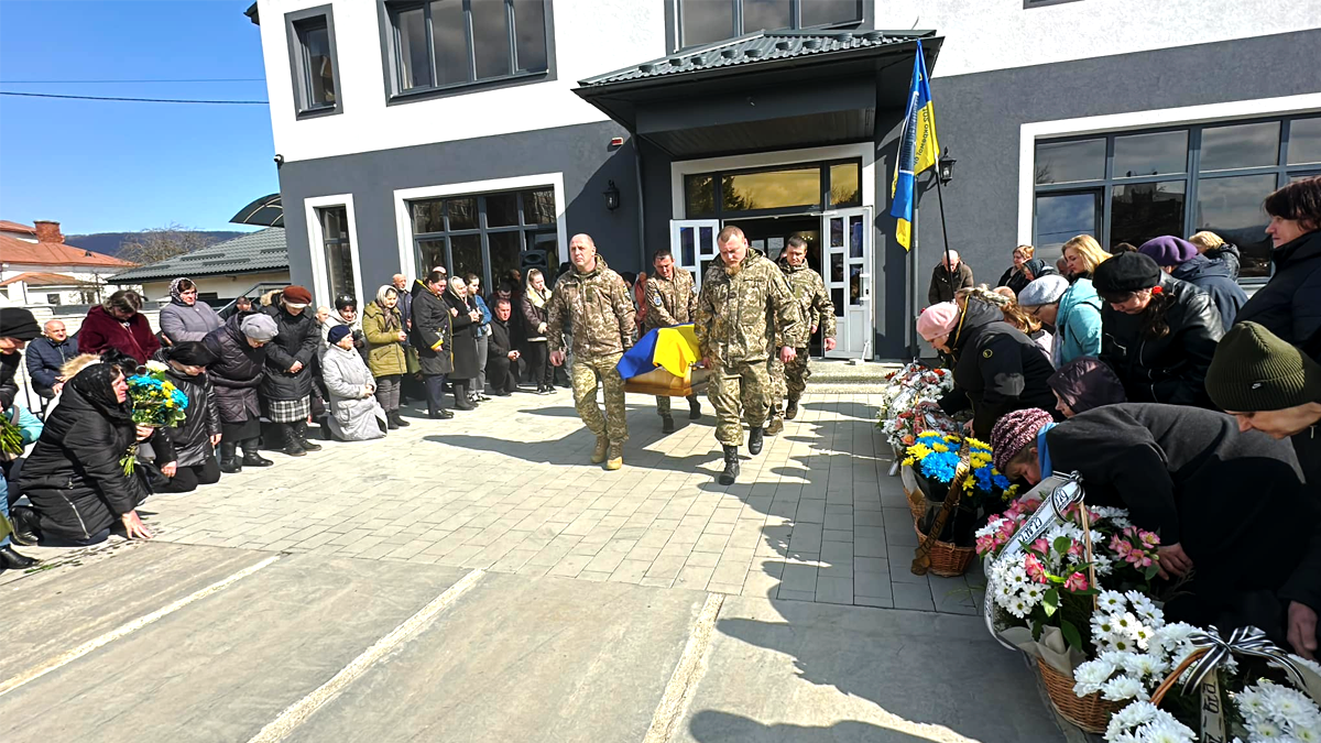 Надвірнянська громада провела в останню путь хороброго захисника Тараса Шпинту 2