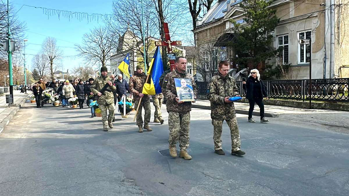 Надвірнянська громада провела в останню путь хороброго захисника Тараса Шпинту 3