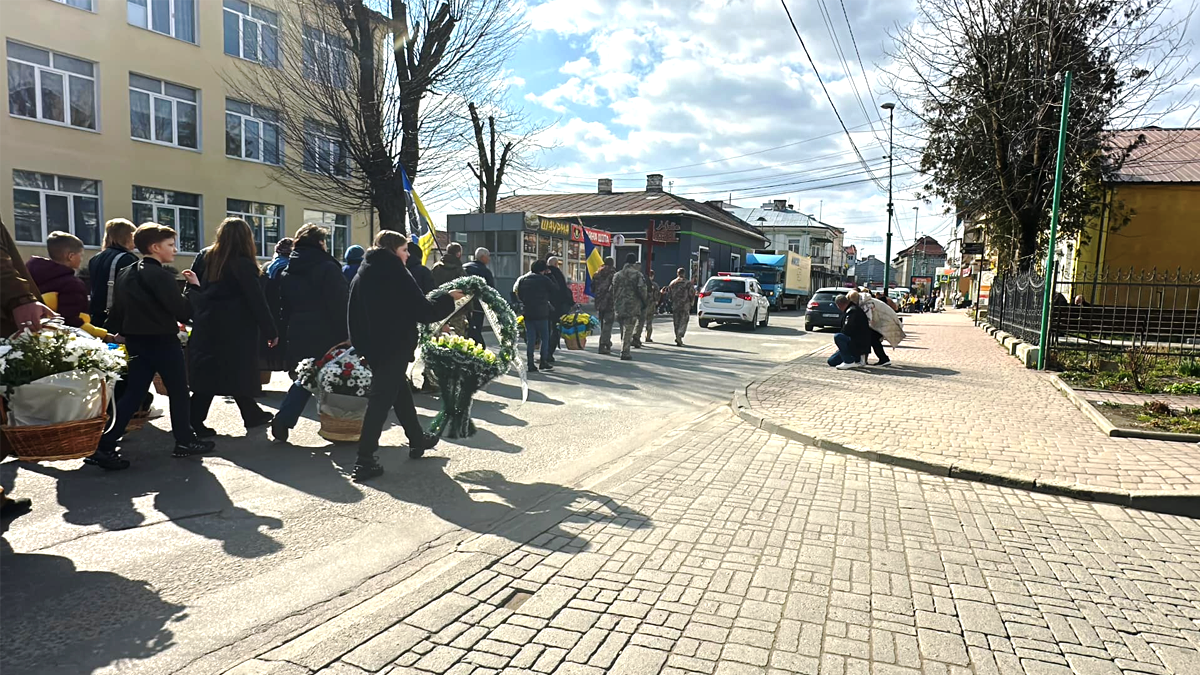 Надвірнянська громада провела в останню путь хороброго захисника Тараса Шпинту 4