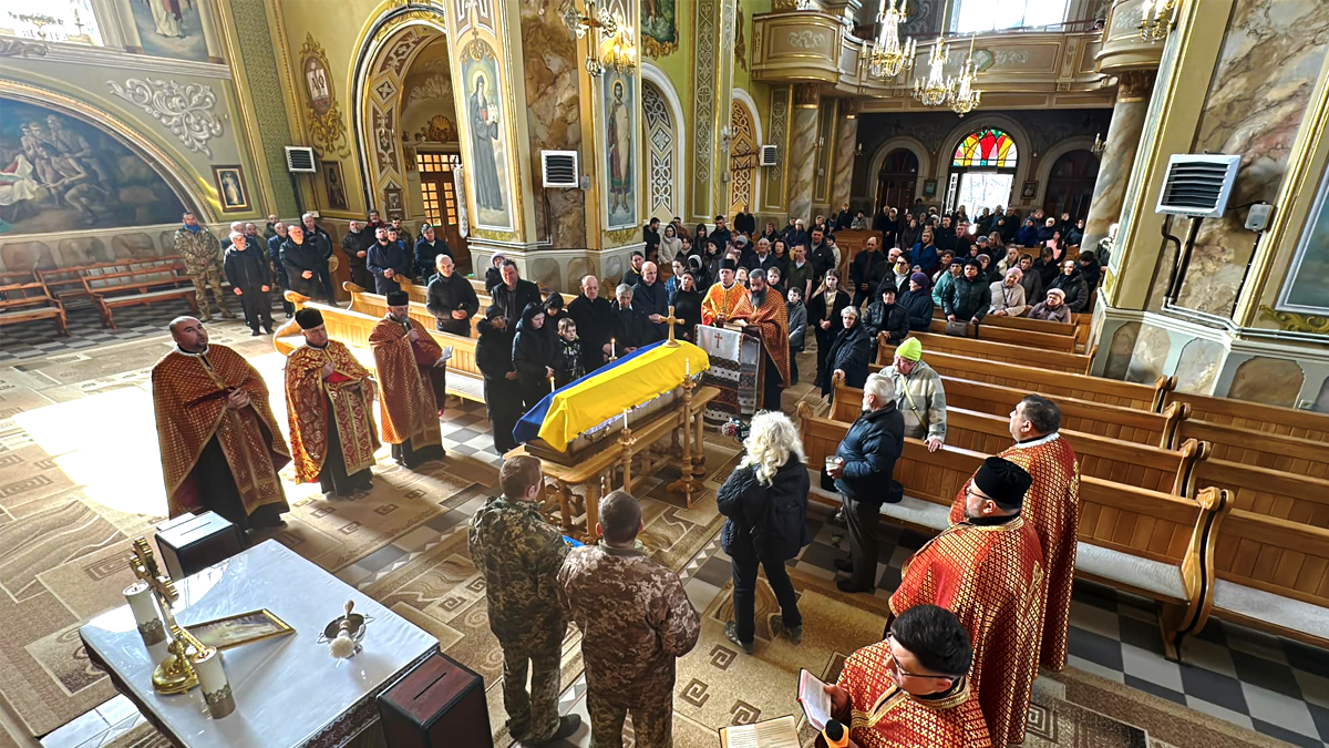 Надвірнянська громада провела в останню путь хороброго захисника Тараса Шпинту 5