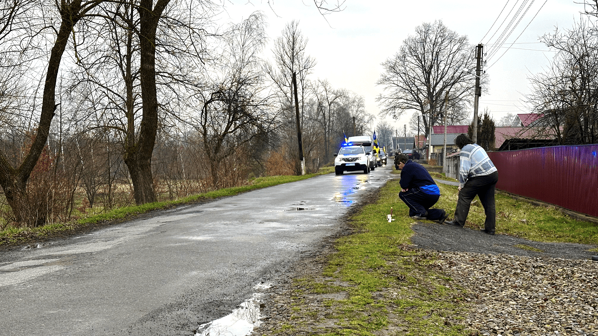 У Замулинцях громада зустрічала скорботний кортеж з тілом захисника Степана Гуні