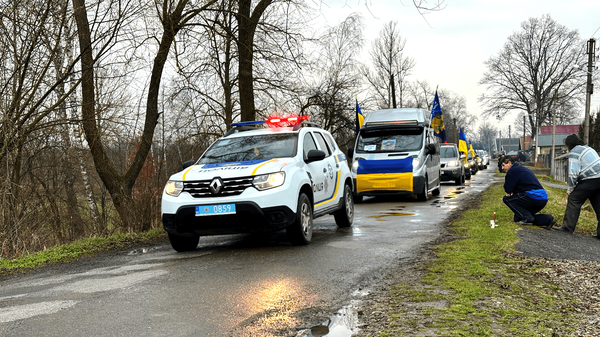 У Замулинцях громада зустрічала скорботний кортеж з тілом захисника Степана Гуні 1