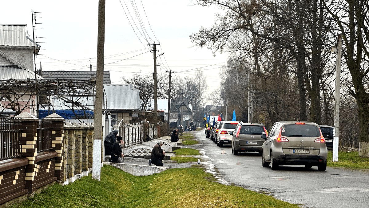 У Замулинцях громада зустрічала скорботний кортеж з тілом захисника Степана Гуні 3