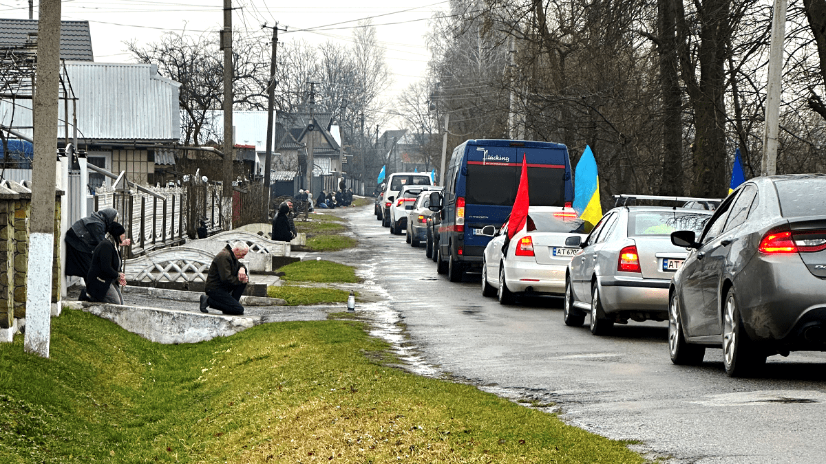 У Замулинцях громада зустрічала скорботний кортеж з тілом захисника Степана Гуні 2