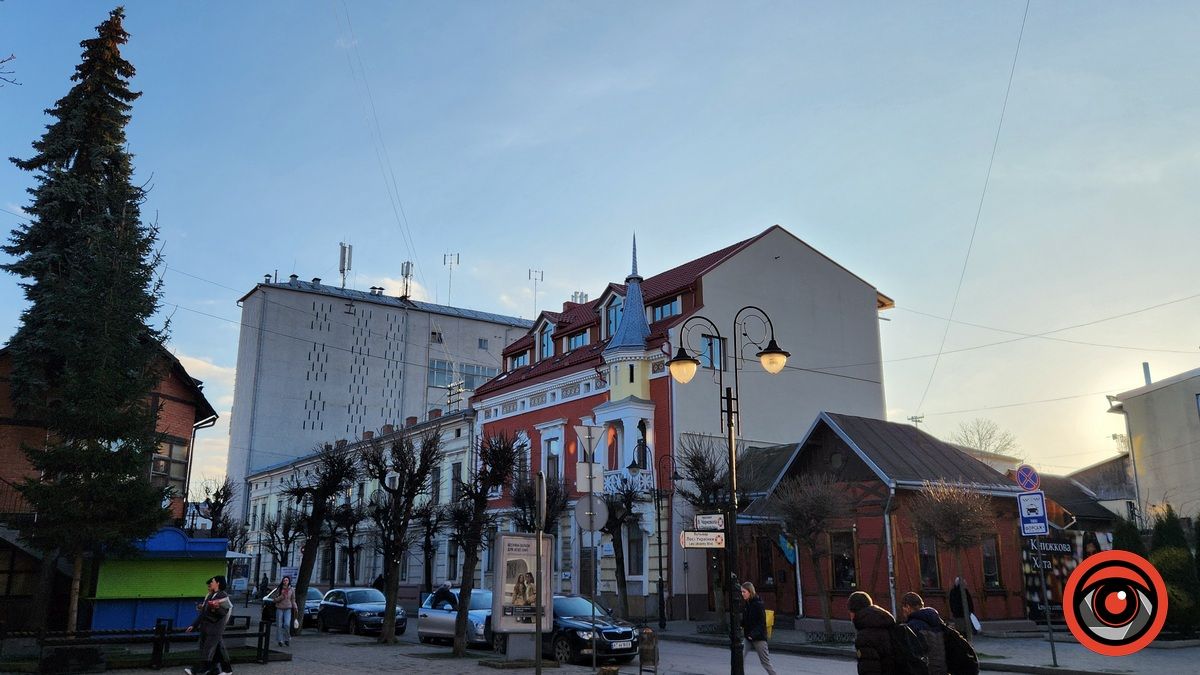 На коломийській стометрівці відреставрували давні фактурні двері 4