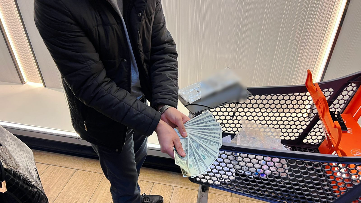 Жінка з інвалідністю одружувалася з чоловіками за 10 тисяч доларів, щоб переправити їх за кордон 1