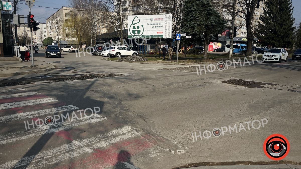 Біля поліклініки у Коломиї мають латати дорогу 1