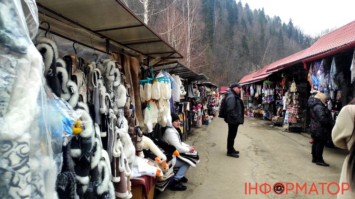 Гуцульський колорит, карпатські ягоди і... китайські гуси: базар у Яремче 9