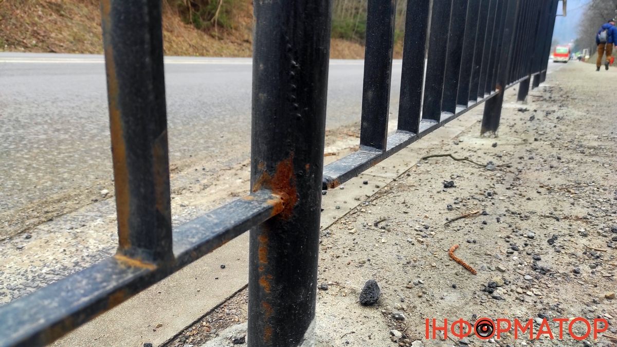 І рік не минув: сталева огорожа у Яремче поіржавіла за кілька місяців 6