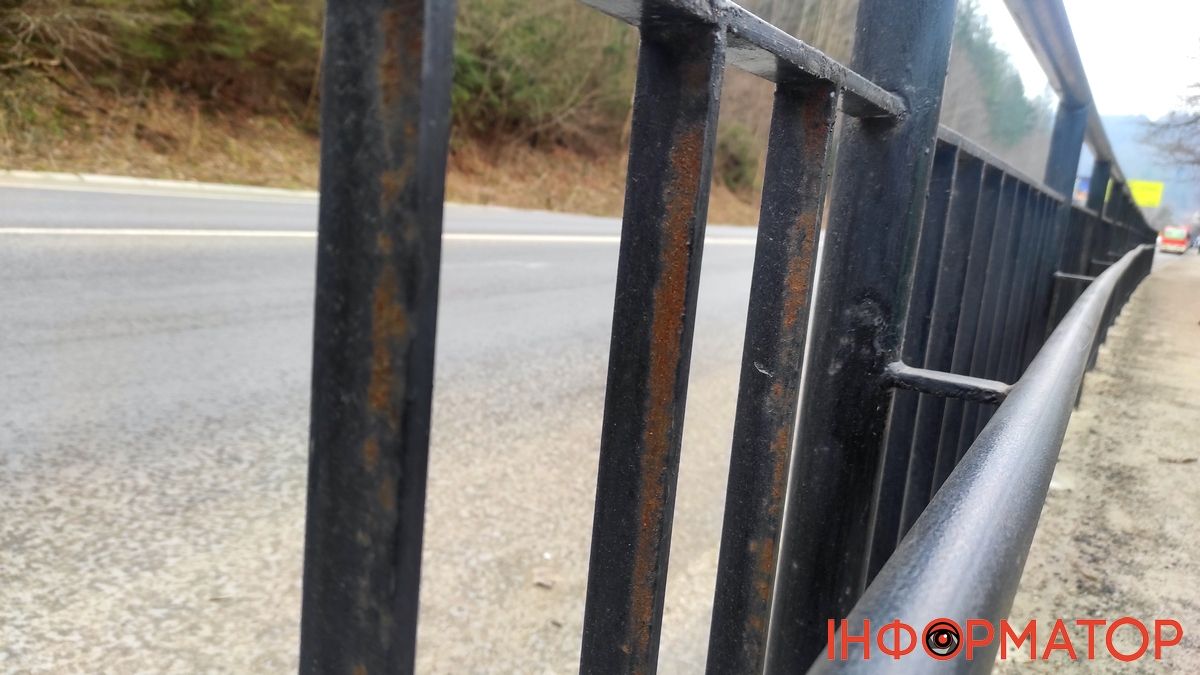 І рік не минув: сталева огорожа у Яремче поіржавіла за кілька місяців 1