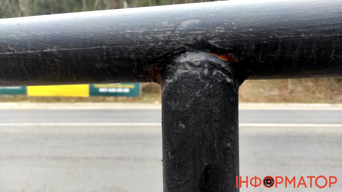 І рік не минув: сталева огорожа у Яремче поіржавіла за кілька місяців 2