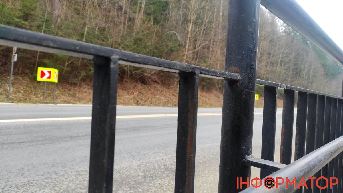 І рік не минув: сталева огорожа у Яремче поіржавіла за кілька місяців 3